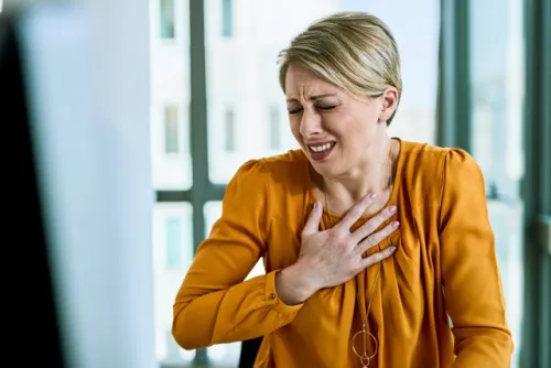 Lindring av sterk sårhet i halsen